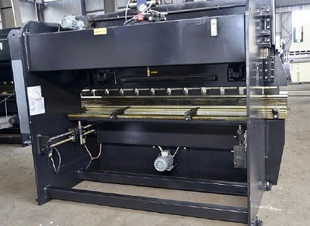 Гидравлический листогибочный пресс WC67K-40/1600