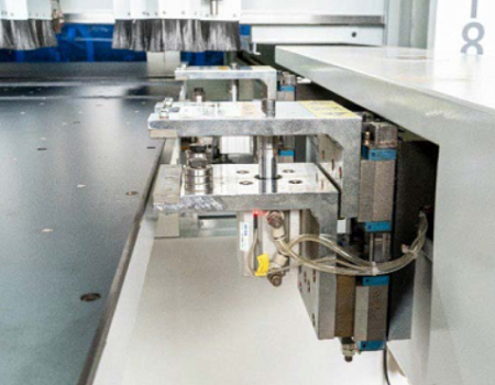 Сверлильно-присадочный центр с ЧПУ DM-612BD