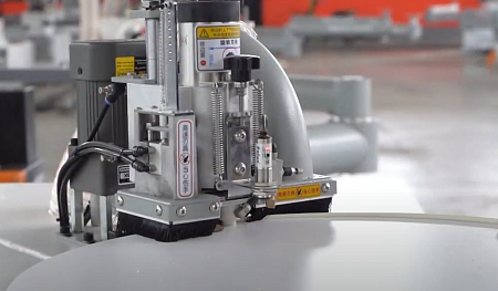 Cтанок F12X-3 для снятия свесов на криволинейных деталях