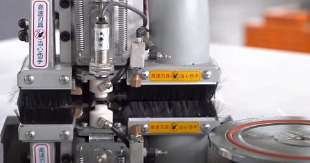 Cтанок F12X-3 для снятия свесов на криволинейных деталях