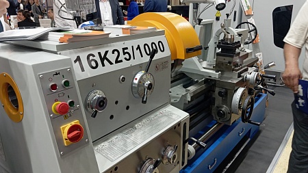 Токарно-винторезный станок GLY 16К25