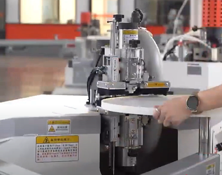 Cтанок F12X-3 для снятия свесов на криволинейных деталях